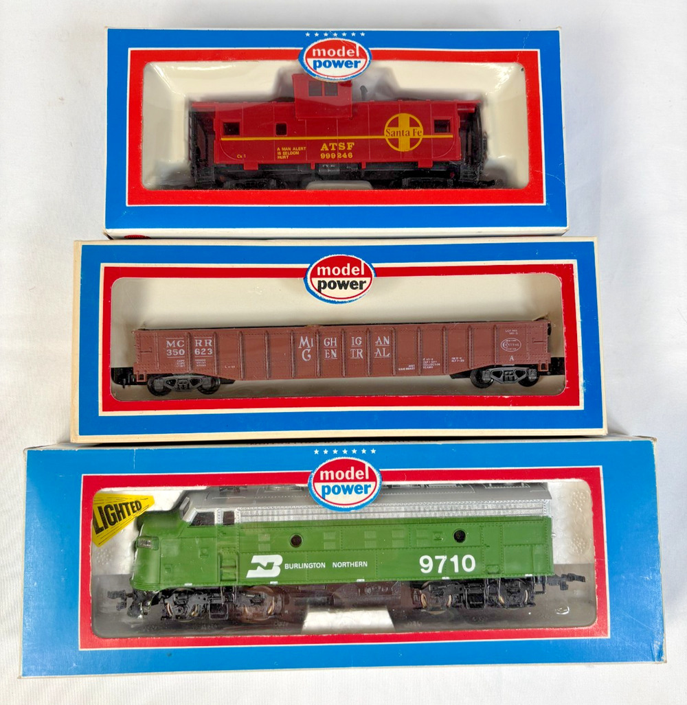 Model Power HO Scale Train Lot Burlington Northern RS11 Santa Fe Caboose Boxcar